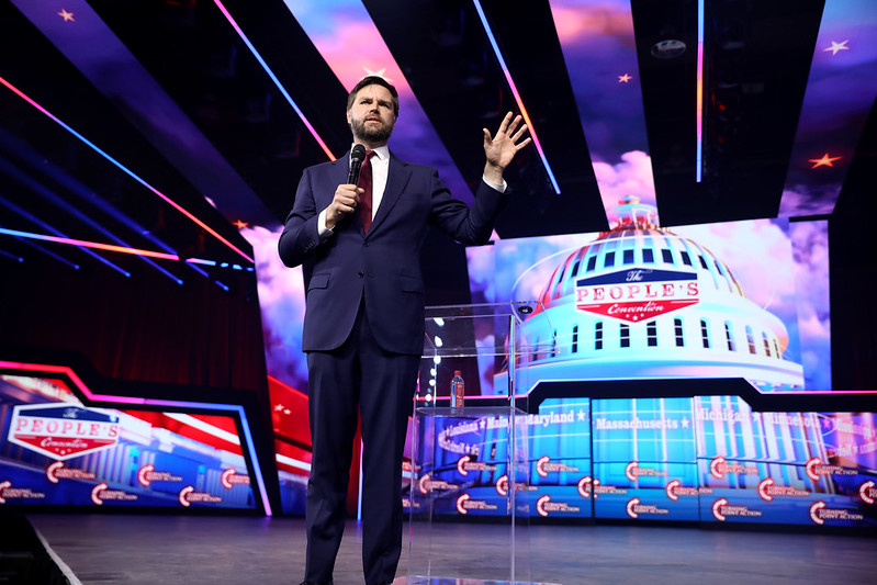 El senador estadounidense J. D. Vance hablando con los asistentes en The People's Convention en Huntington Place en Detroit, Michigan, el 16 de junio de 2024. (Foto de Gage Skidmore/Flickr)