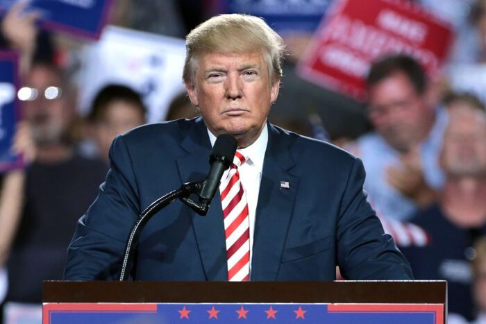 Donald Trump hablando con sus seguidores en un mitin de campaña en el Prescott Valley Event Center en Prescott Valley, Arizona, el 4 de octubre de 2016. Foto por Gage Skidmore.