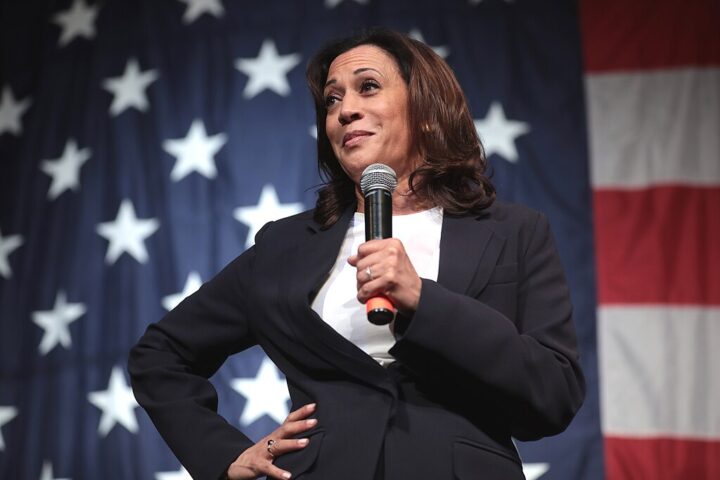 La Senadora Kamala Harris hablando en el "Iowa Democratic Wing Ding" de 2019 en Clear Lake, Iowa; foto por Gage Skidmore.