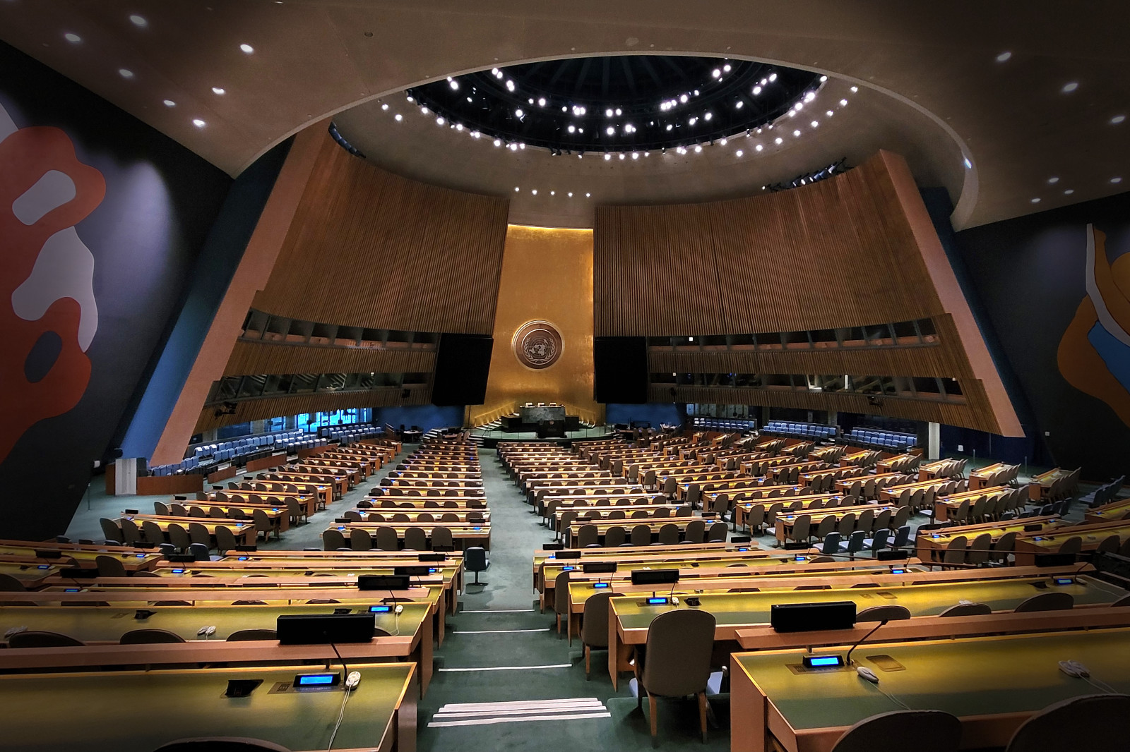 Salón de la Asamblea General de las Naciones Unidas en la sede de la ONU, Nueva York, febrero de 2024. Fuente: Wikimedia Commons.