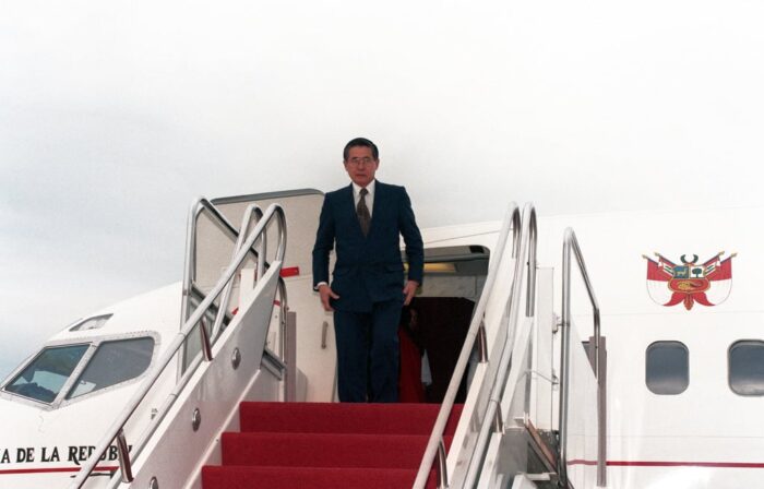 Alberto Fujimori, Presidente de Perú, sale de su avión momentos después de llegar a la Base Andrews de la Fuerza Aérea. Crédito de la foto: SSGT Karen L. Sanders, USAF, 03/10/1998.