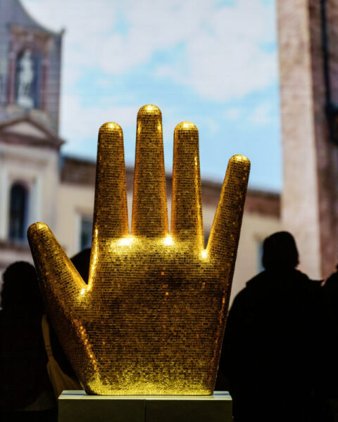 Apertura de la Feria del Libro de Fráncfort El pabellón de Italia, país invitado de esta edición de la Feria del Libro, recrea una plaza típica italiana. La obra de arte de Alessandro Mendini "Guanto (Guante)" aparece en primer plano. Crédito Andreas Arnold/dpa