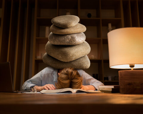 Image de un joven con piedras en la espalda, representando la resiliencia en la filosofía y en la vida