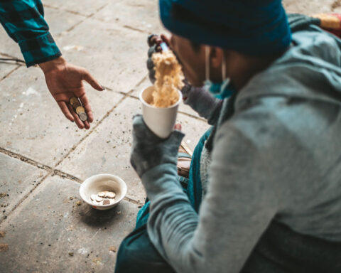 El hambre como herramienta de dominación - Representación de persona solicitando limosnas o comida