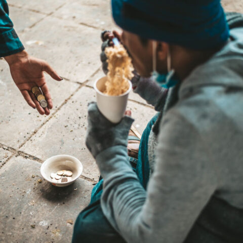 El hambre como herramienta de dominación - Representación de persona solicitando limosnas o comida