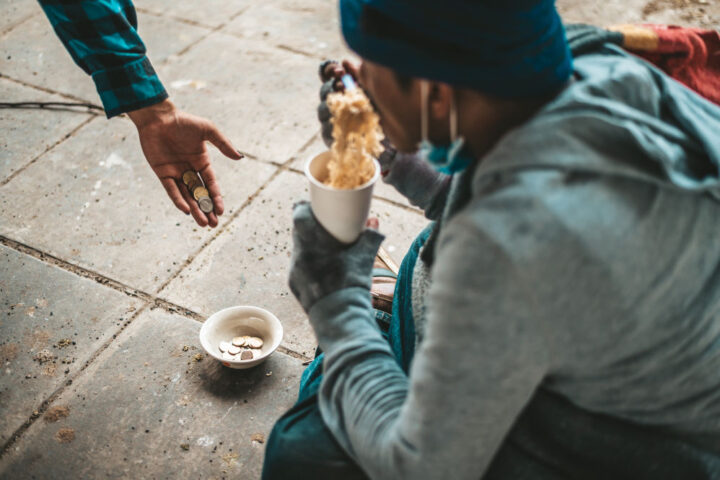 El hambre como herramienta de dominación - Representación de persona solicitando limosnas o comida