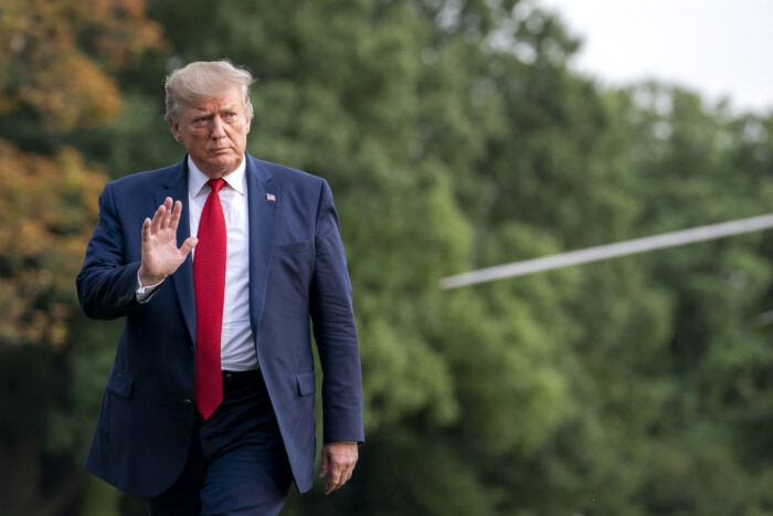 El presidente Donald J. Trump desembarca del Marine One en el jardín sur de la Casa Blanca.