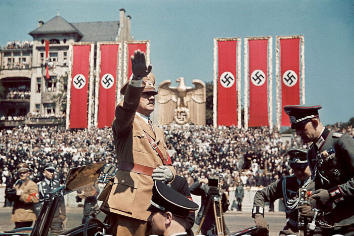 Adolf Hitler saluda a las tropas de la Legión Cóndor durante un mitin a su regreso a Alemania, 1939. Hugo Jaeger/Life Pictures