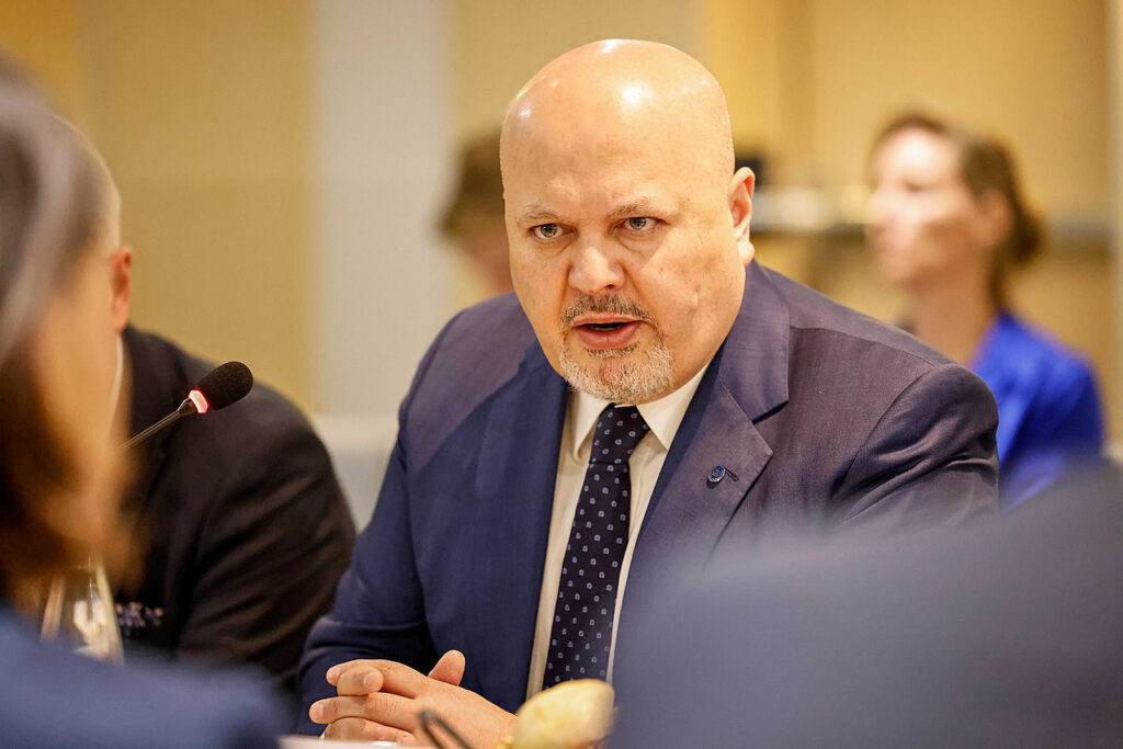 EU foreign ministers talk with ICC chief prosecutor Karim Khan ahead of the Foreign Affairs Council in Brussels, 2022. Wikimedia Commons / Ministerie van Buitenlandse Zaken.